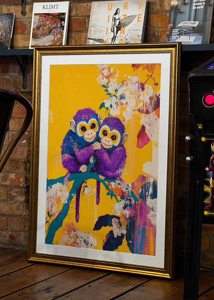 Monos morados en la magia de las flores