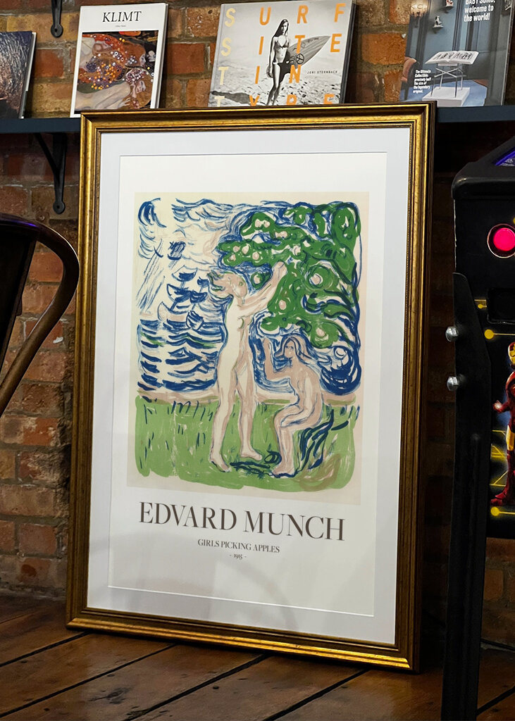 Dievčatá zbierajú jablká