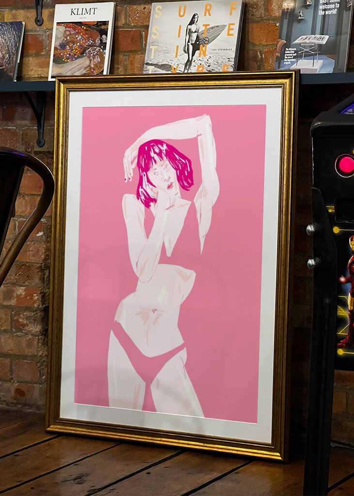 Drømmende lyserød positur