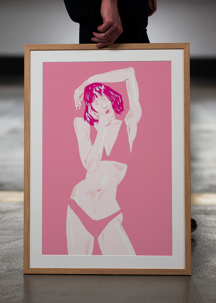 Drømmende lyserød positur