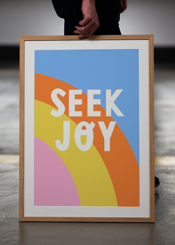 Alegres olas de arco iris