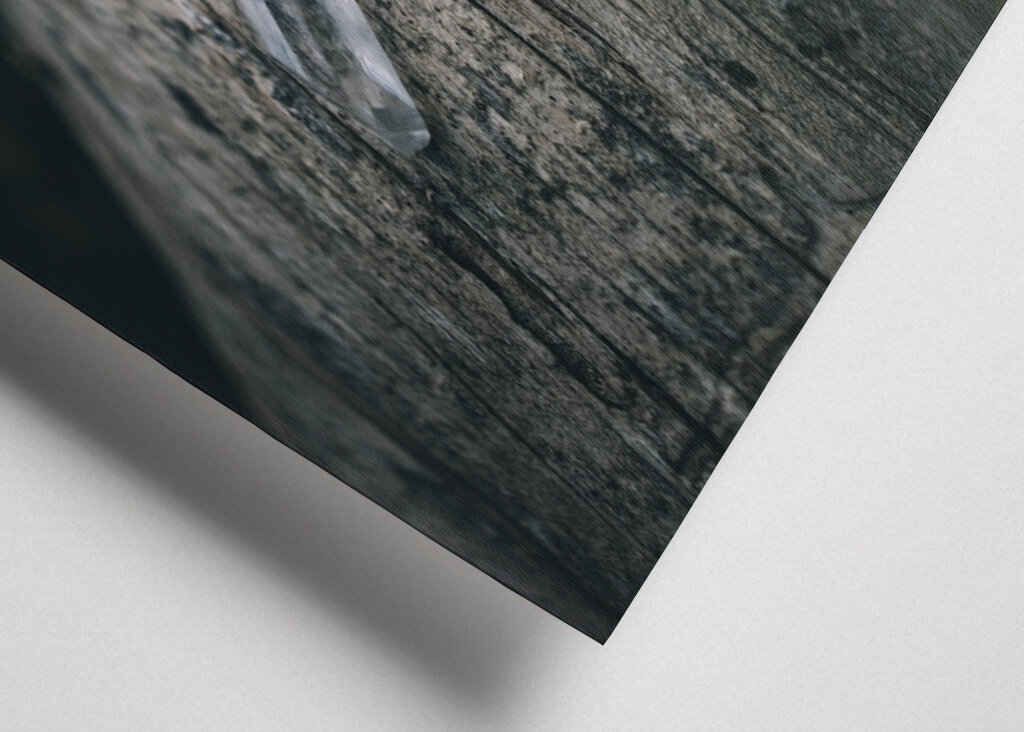 Bjergkrystal på væltet fyrretræ