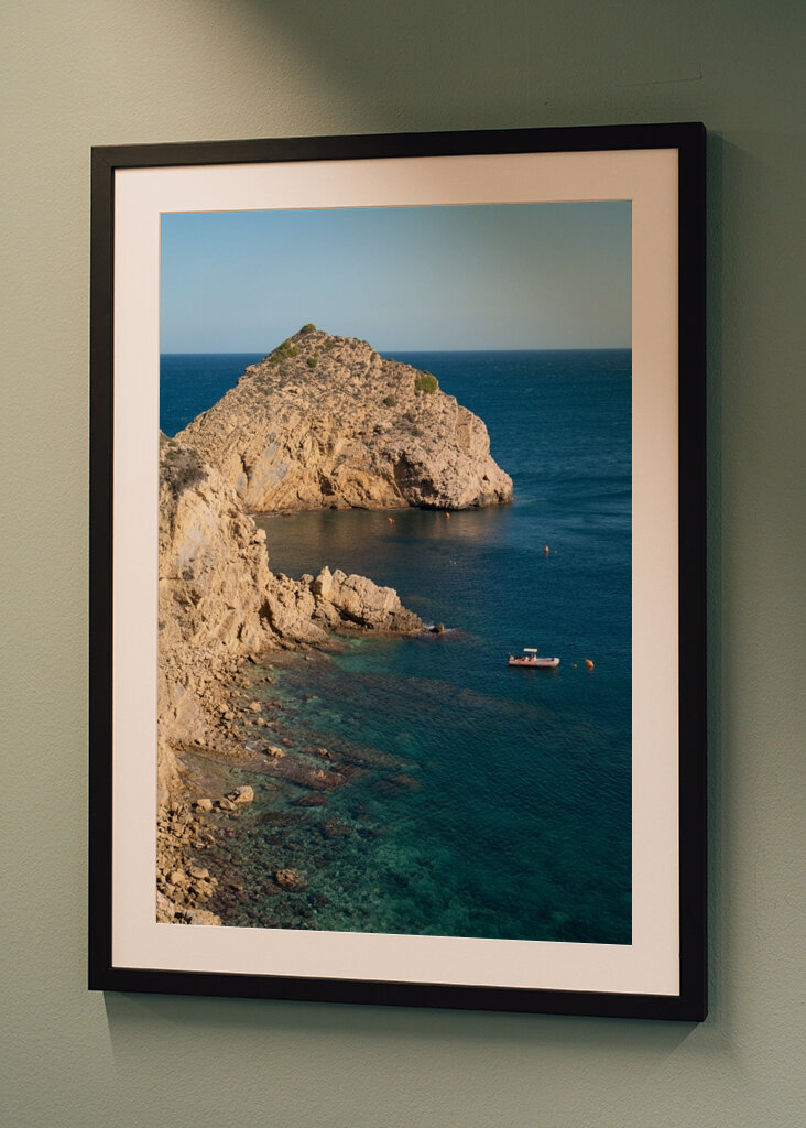 Sziklák és mediterrán öböl