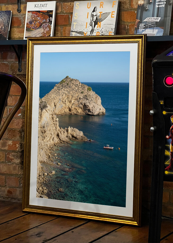 Sziklák és mediterrán öböl