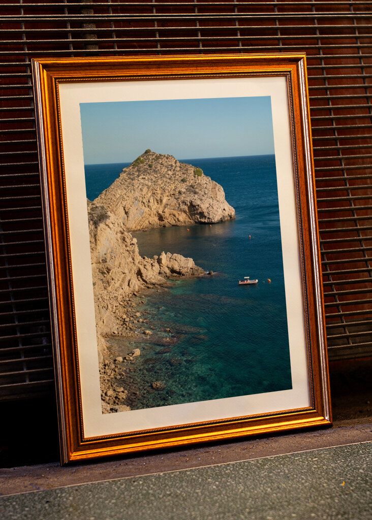 Sziklák és mediterrán öböl