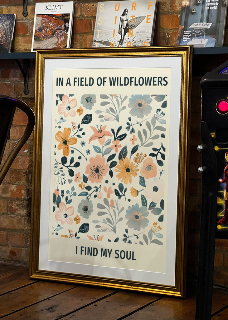 Vzor poľných kvetov s citátom