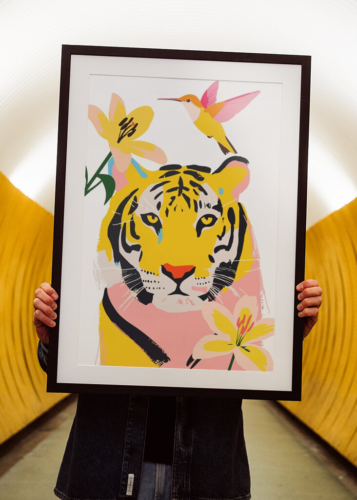 Tiger umgeben von Blumen