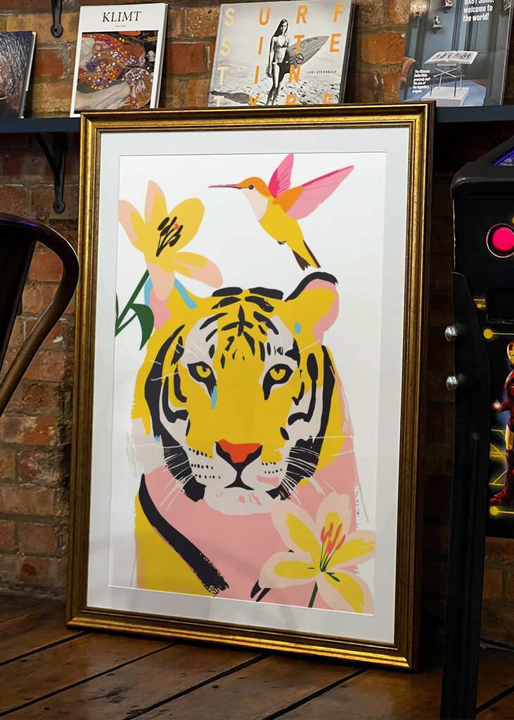 Tiger umgeben von Blumen