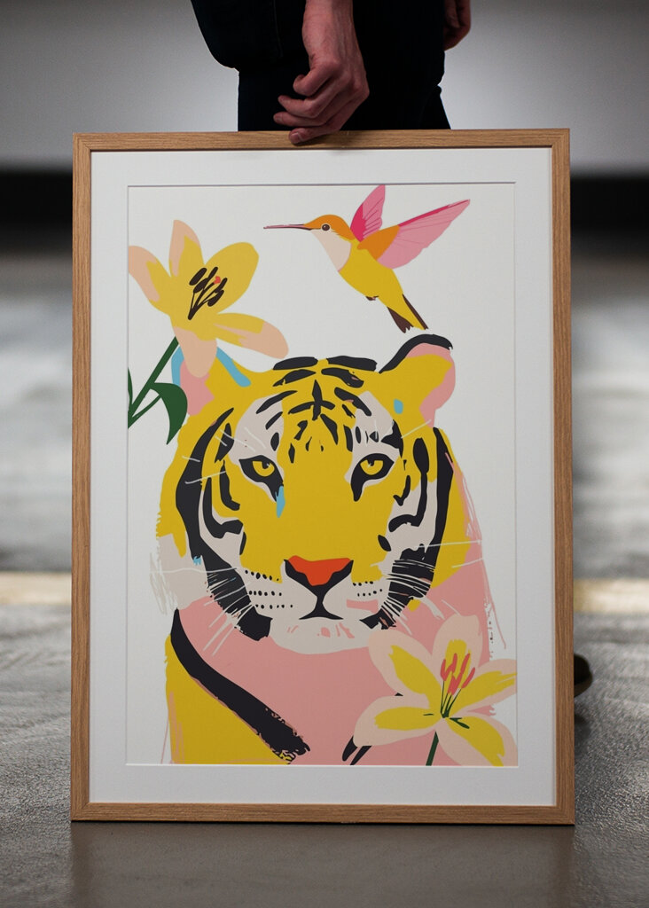 Tiger umgeben von Blumen