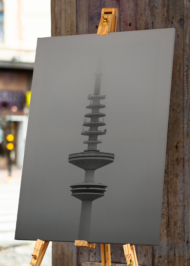 Hamburger Fernsehturm im Nebel