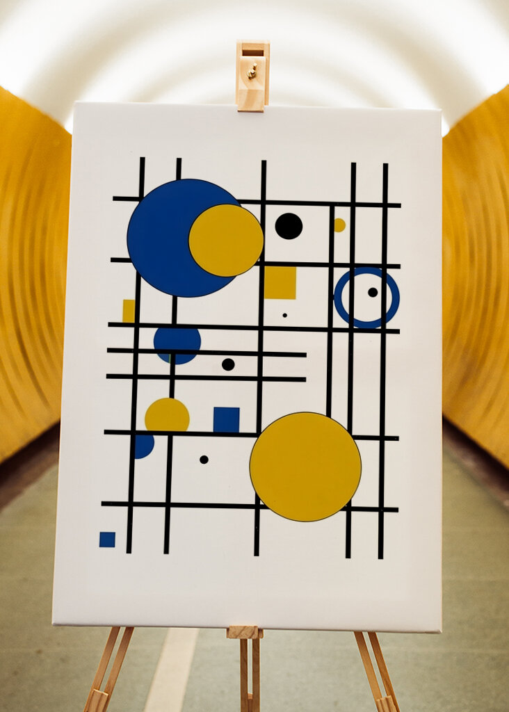 Geometrická hra v modré a žluté barvě