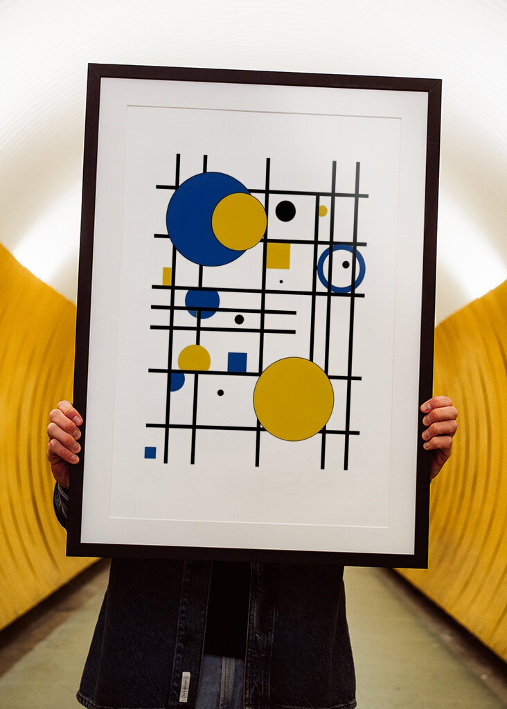 Geometrická hra v modré a žluté barvě