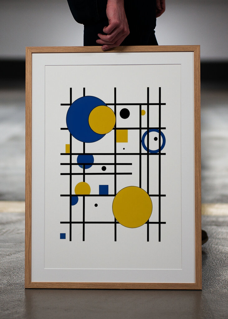 Geometrická hra v modré a žluté barvě