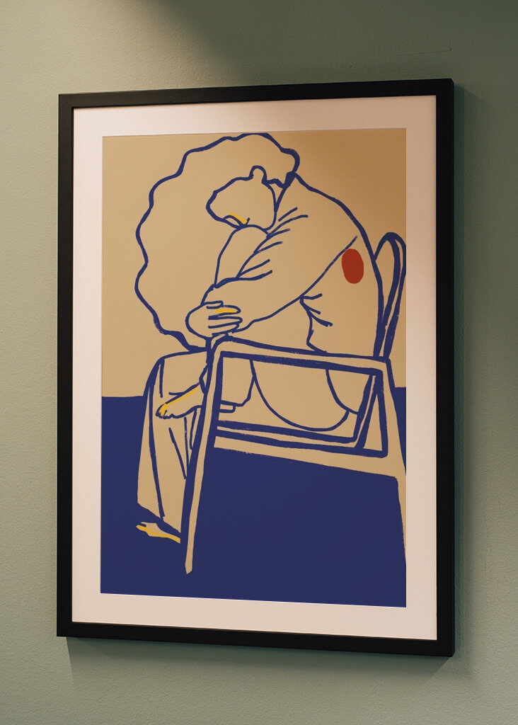 Žena sedící držící nohu