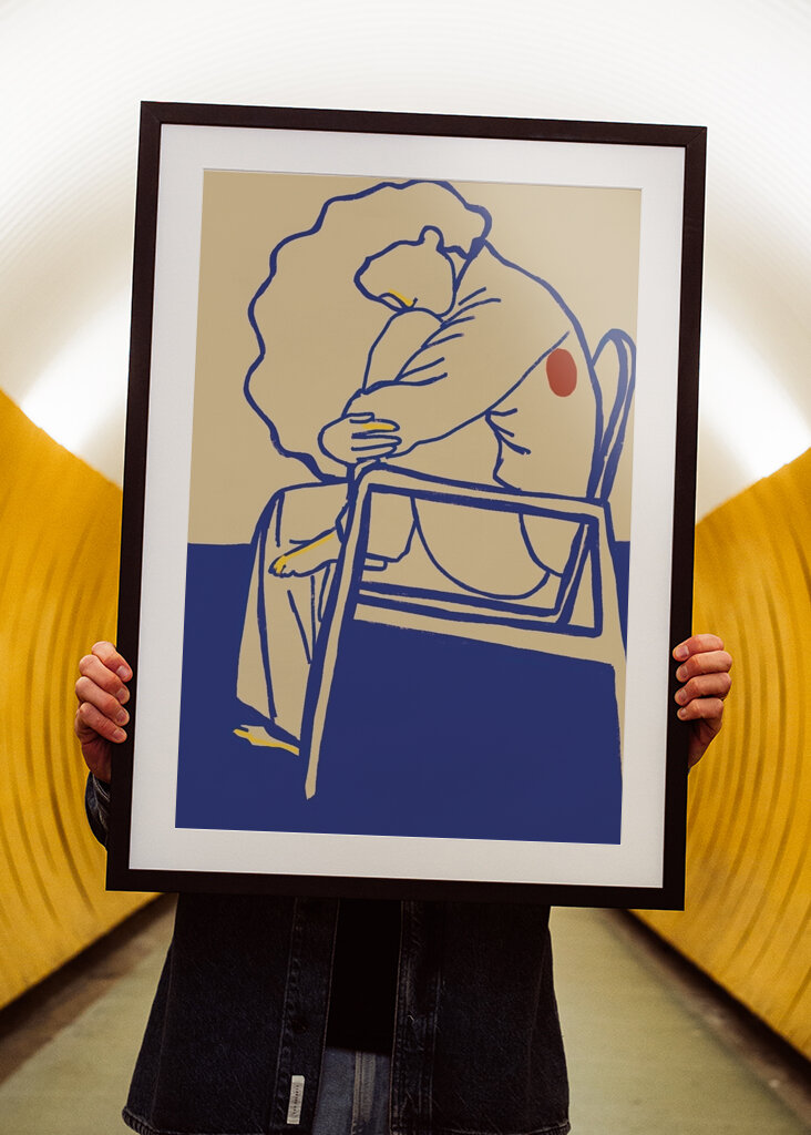 Žena sedící držící nohu