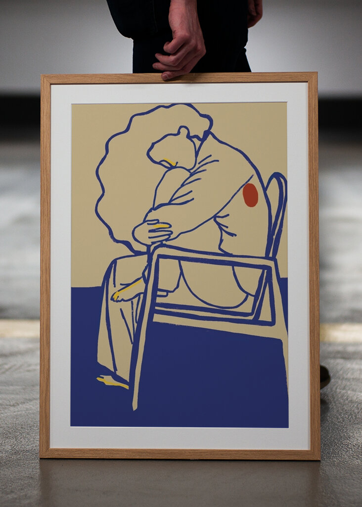 Žena sedící držící nohu