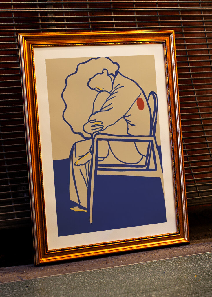 Žena sedící držící nohu