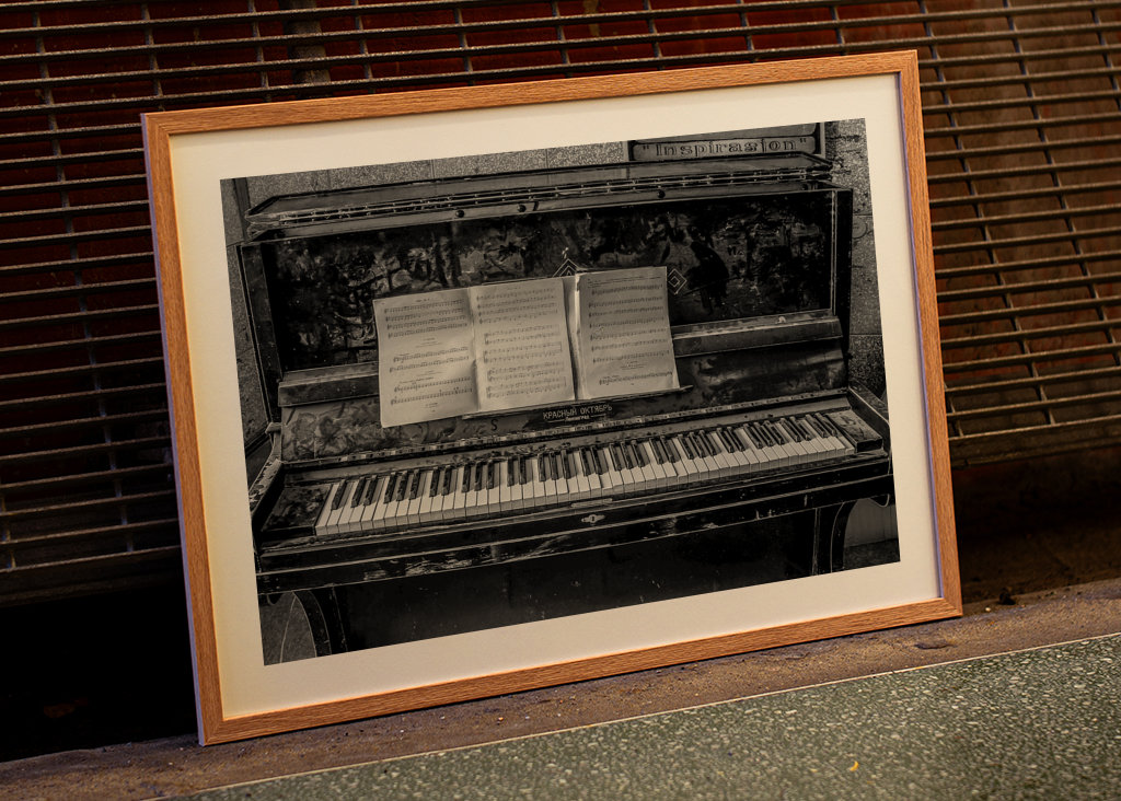 Altes staubiges Klavier 