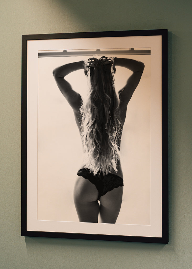 modello con schiena nuda