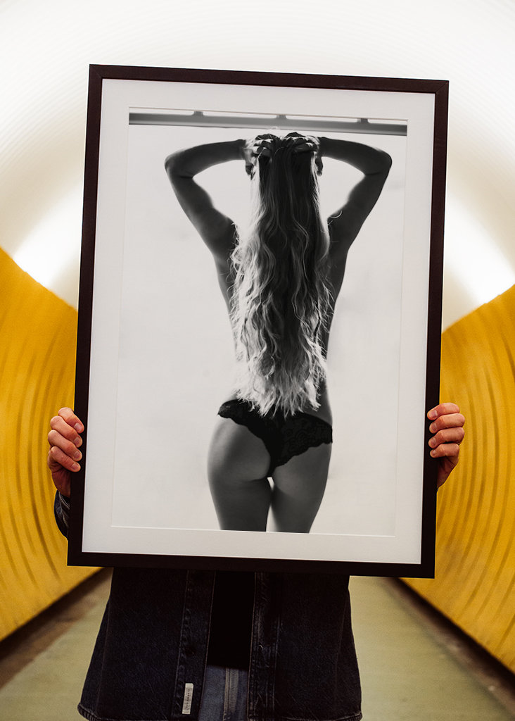 modello con schiena nuda