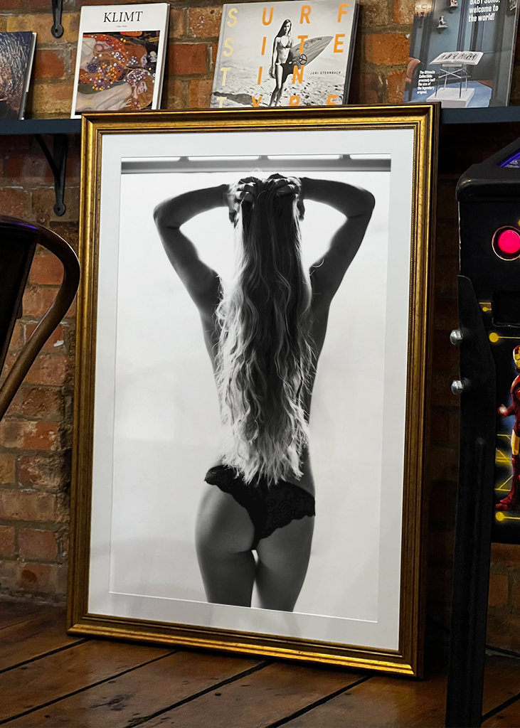 modello con schiena nuda