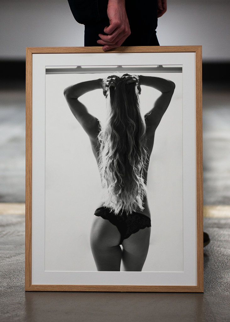 modello con schiena nuda