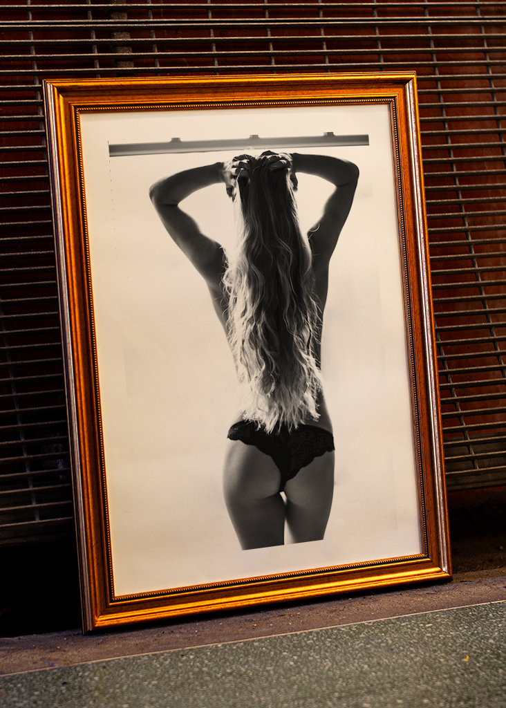 modello con schiena nuda