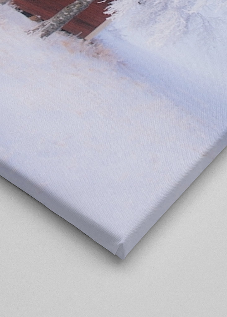 Rød hytte om vinteren