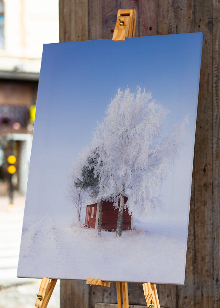 Rød hytte om vinteren