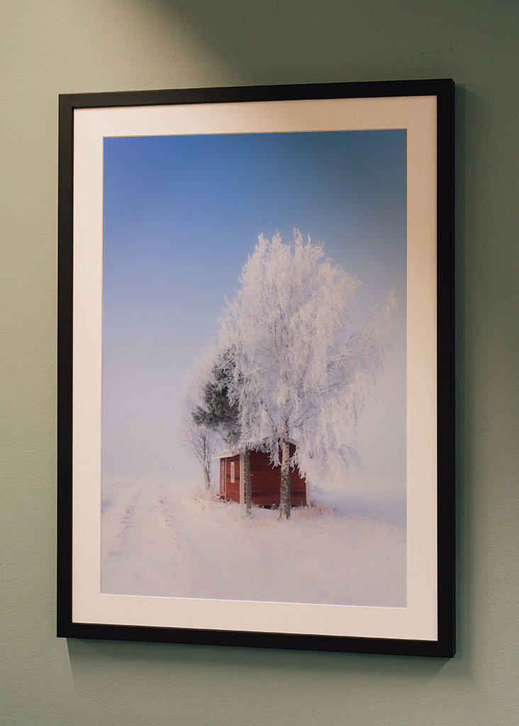 Rød hytte om vinteren