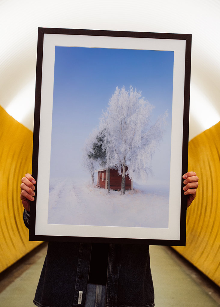 Rød hytte om vinteren