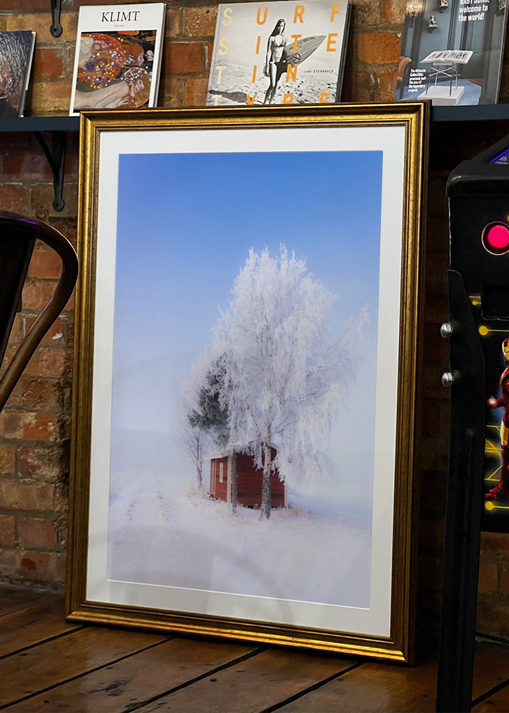 Rød hytte om vinteren