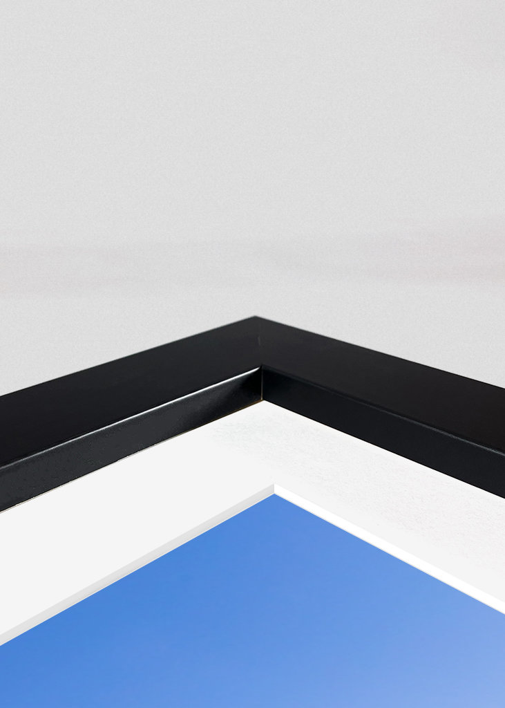 Rød hytte om vinteren