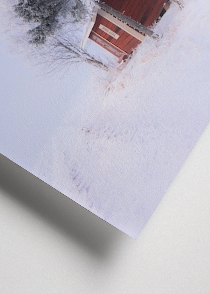 Rød hytte om vinteren