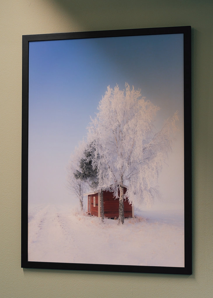 Rød hytte om vinteren
