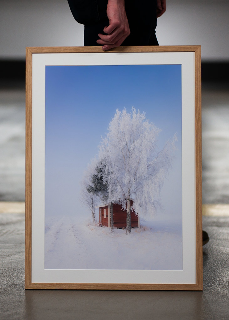 Rød hytte om vinteren