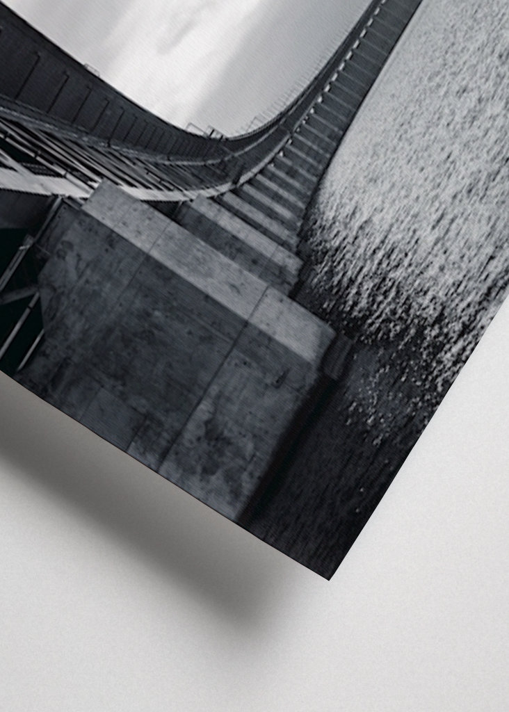 Über dunklem Wasser