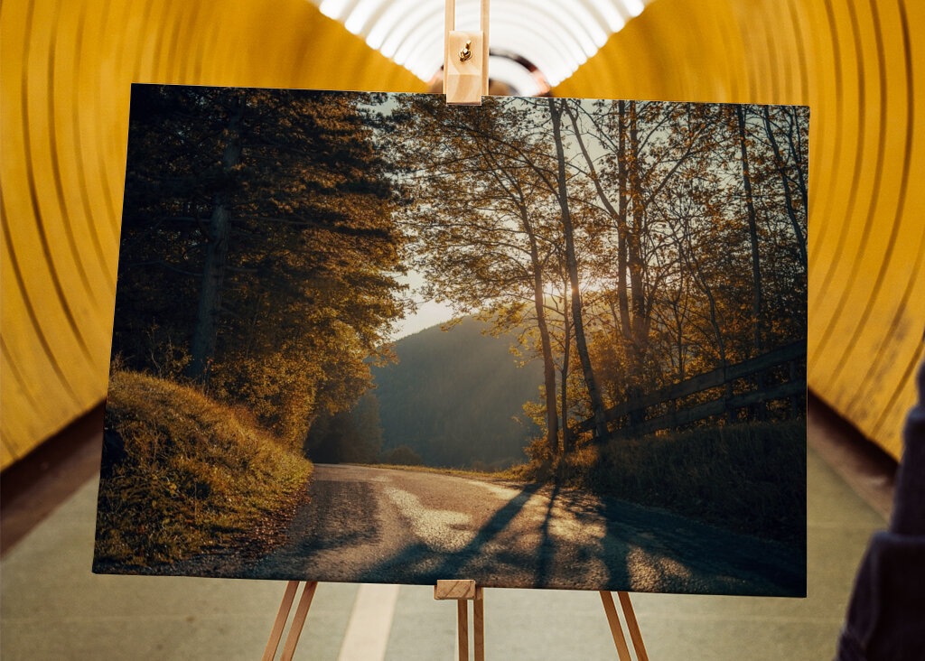 Východ slunce v kopcovité krajině