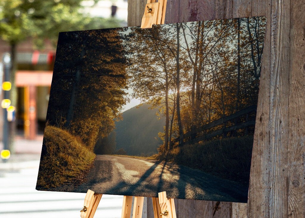 Východ slunce v kopcovité krajině