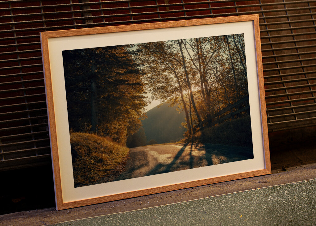 Východ slunce v kopcovité krajině