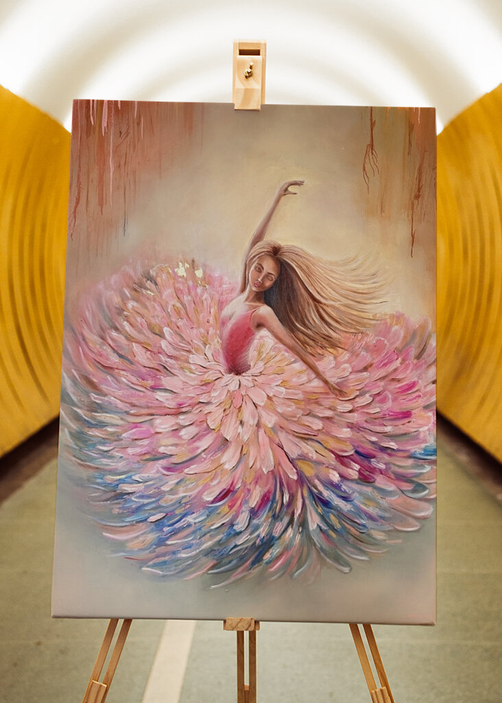 Kvinde i dansende blomsterkjole