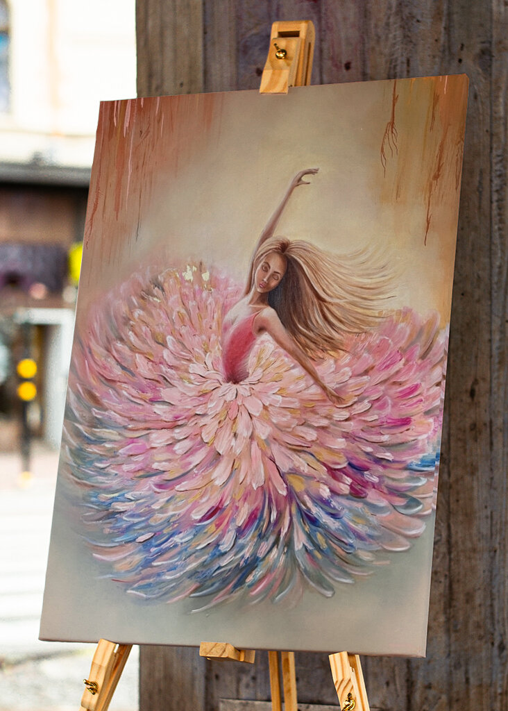 Kvinde i dansende blomsterkjole