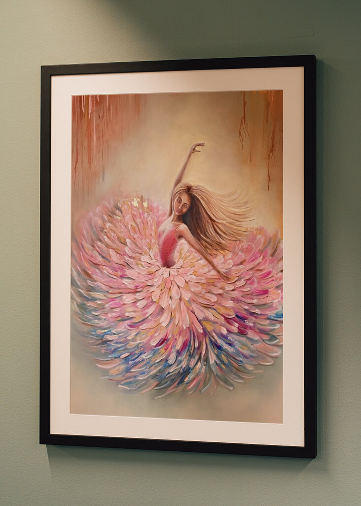 Kvinde i dansende blomsterkjole