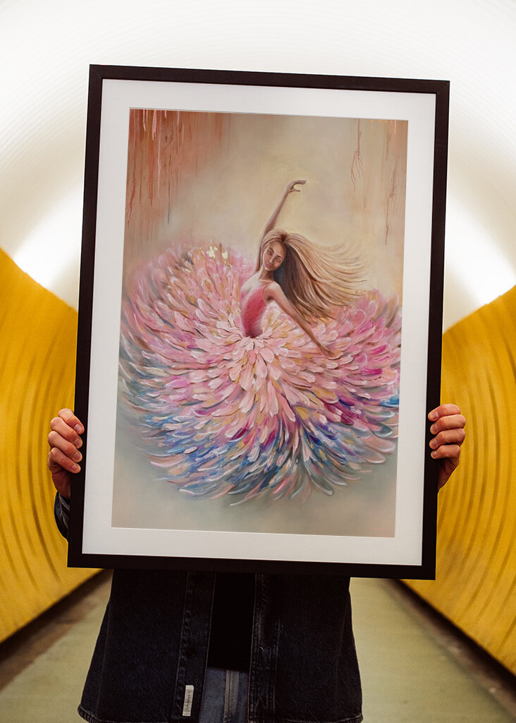 Kvinde i dansende blomsterkjole