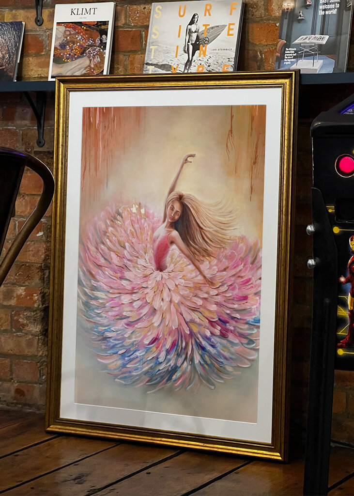 Kvinde i dansende blomsterkjole