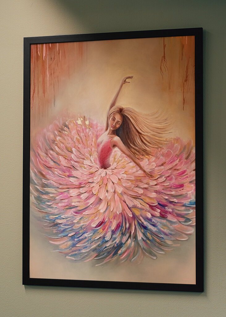 Kvinde i dansende blomsterkjole