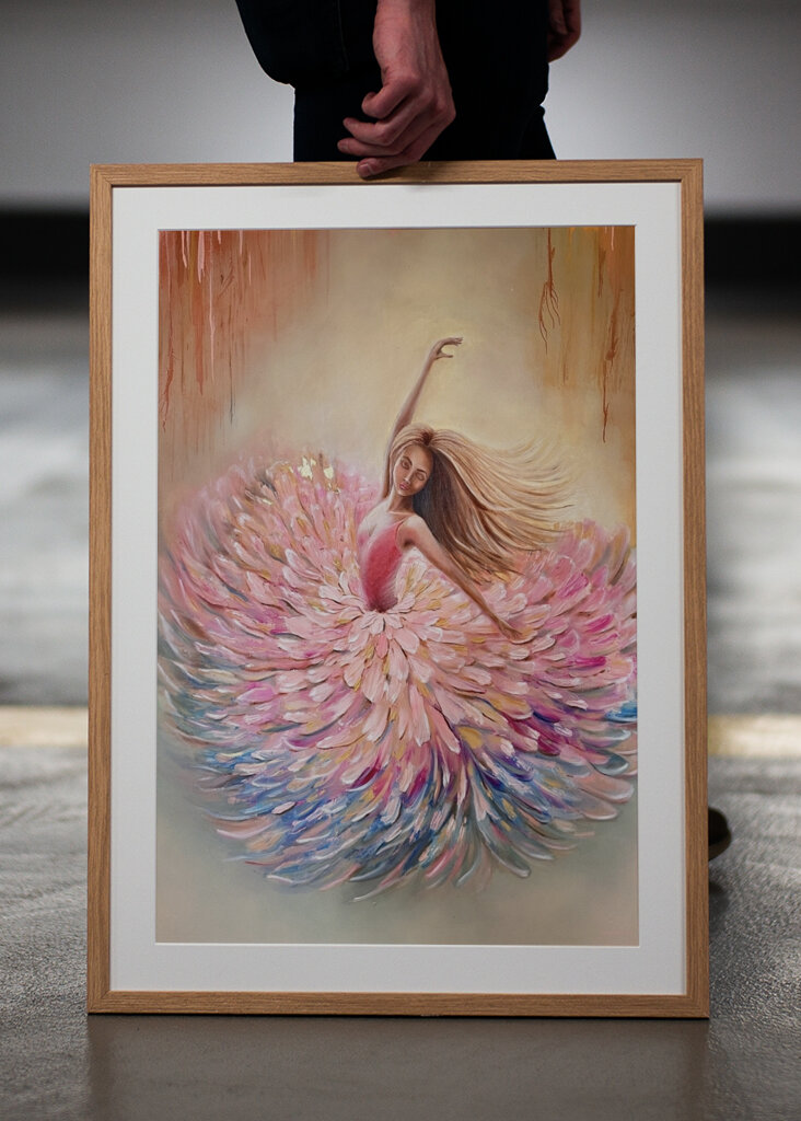 Kvinde i dansende blomsterkjole