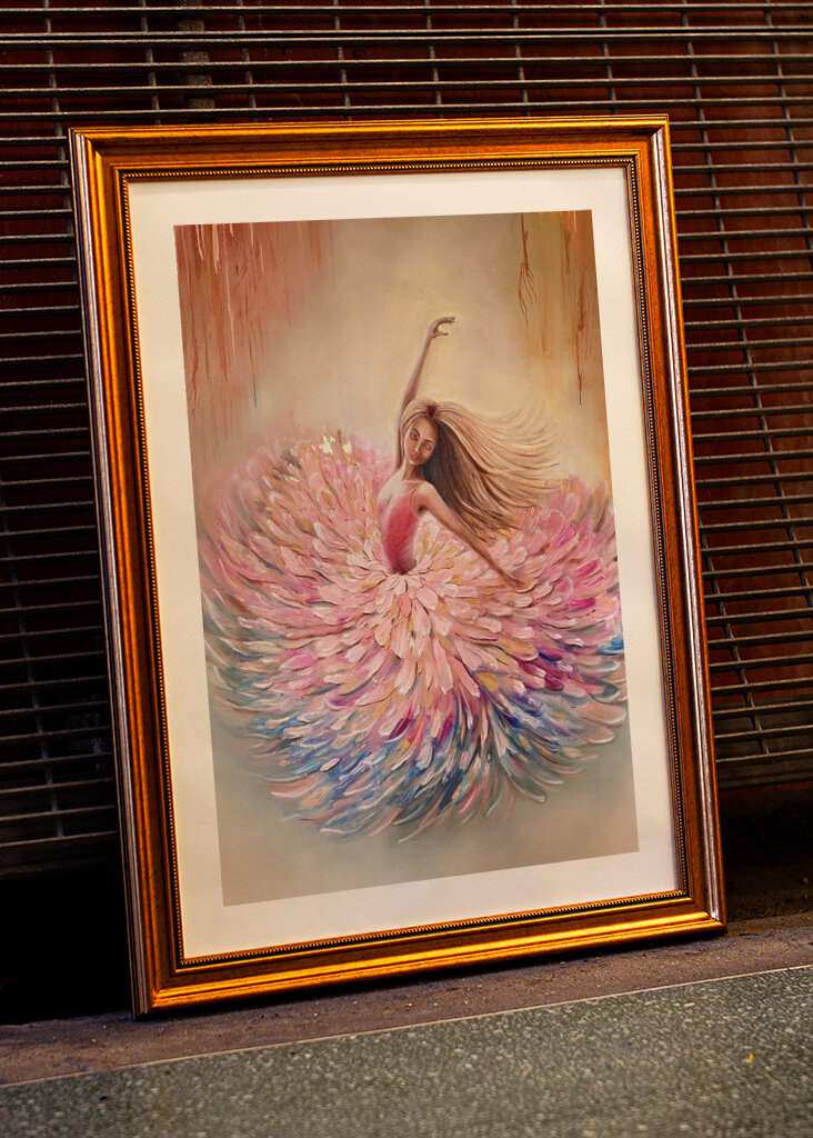 Kvinde i dansende blomsterkjole