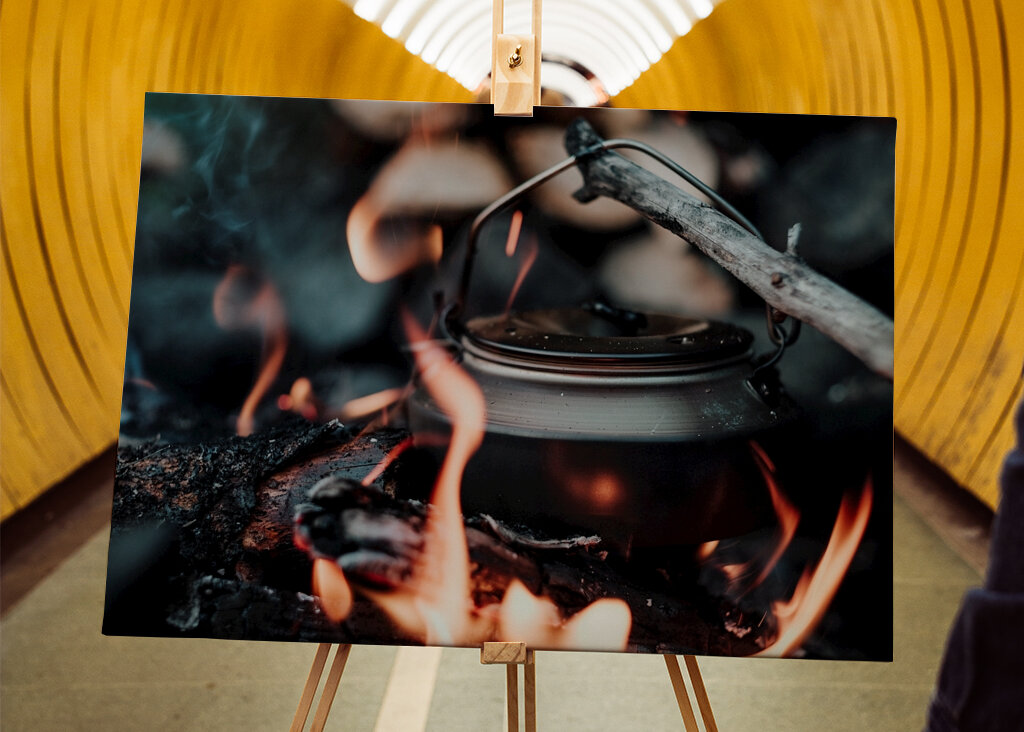 Café sur le feu crépitant