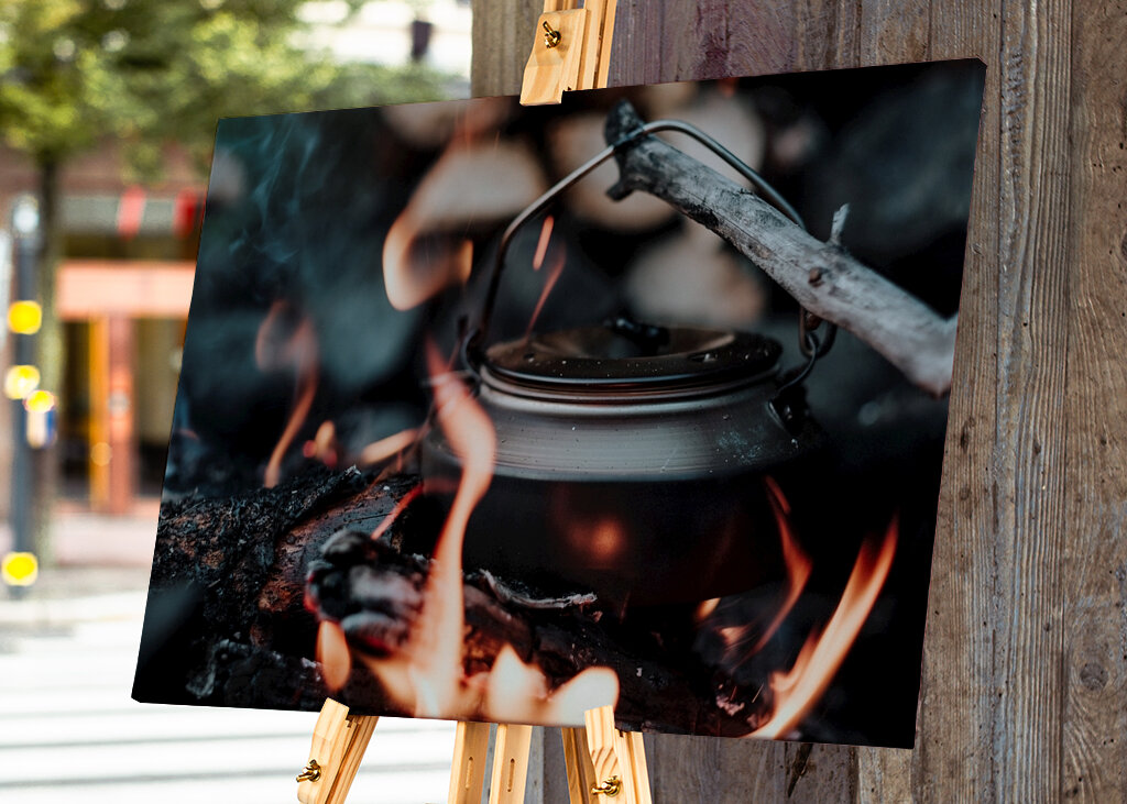 Café sur le feu crépitant